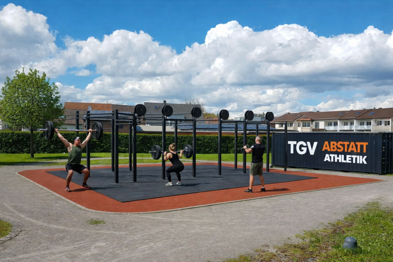 Konzeptbild des TGV Fitnessparks Abstatt: Outdoor-Rig mit Athleten beim Training auf einem Sportboden, Lagercontainer mit TGV Abstatt Athletik Branding im Hintergrund